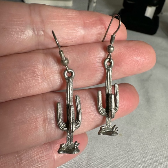 Small silvertone saguaro cactus earrings - Picture 5 of 5
